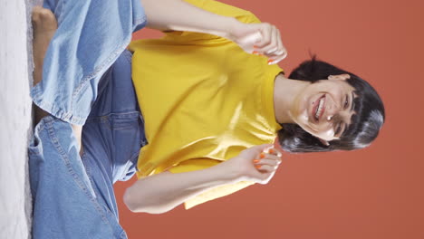 Vertical-video-of-Happy-young-woman-dancing-to-the-camera.